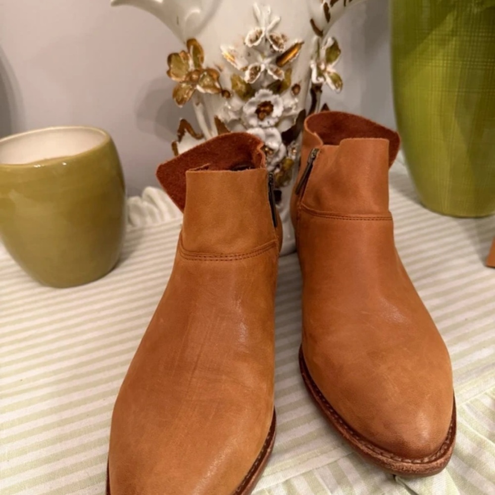 Gianni Bini Chestnut Brown Leather Ankle Boots